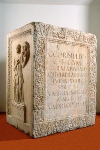 Il cippo funerario di Caio Cornelio Germano. Marmo lunense, Alba Pompeia (IX regio)